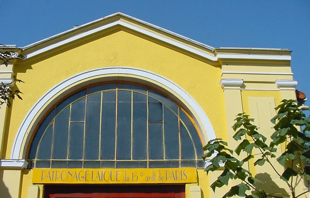 Façade du Patronage Laïque du 15e – Maison Pour Tous au 72, avenue Félix Faure à Paris avant sa démolition en 2012.