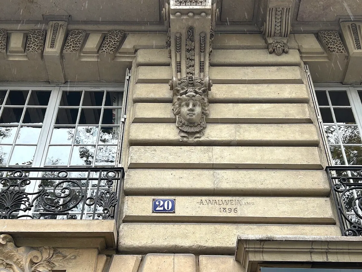 20 boulevard du Montparnasse (Paris, 15e). Détail du nom de l'architecte (A. Walwein) et de l'année de construction (1896).