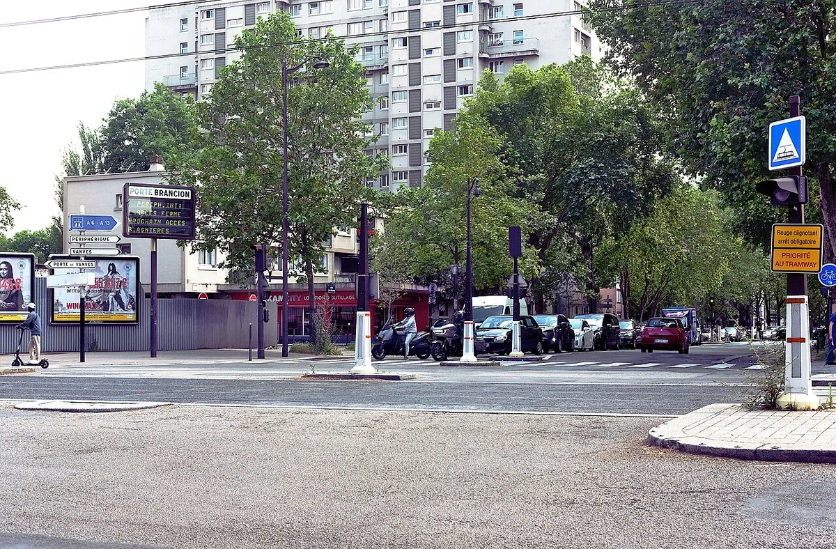 La porte Brancion vue depuis le boulevard Lefebvre