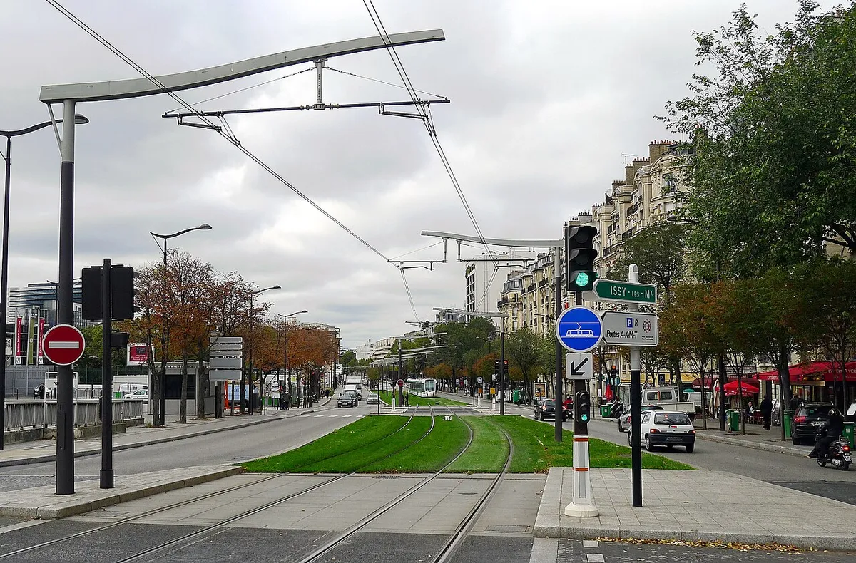 Boulevard Victor et ligne T3 à la porte de Versailles - Paris XV