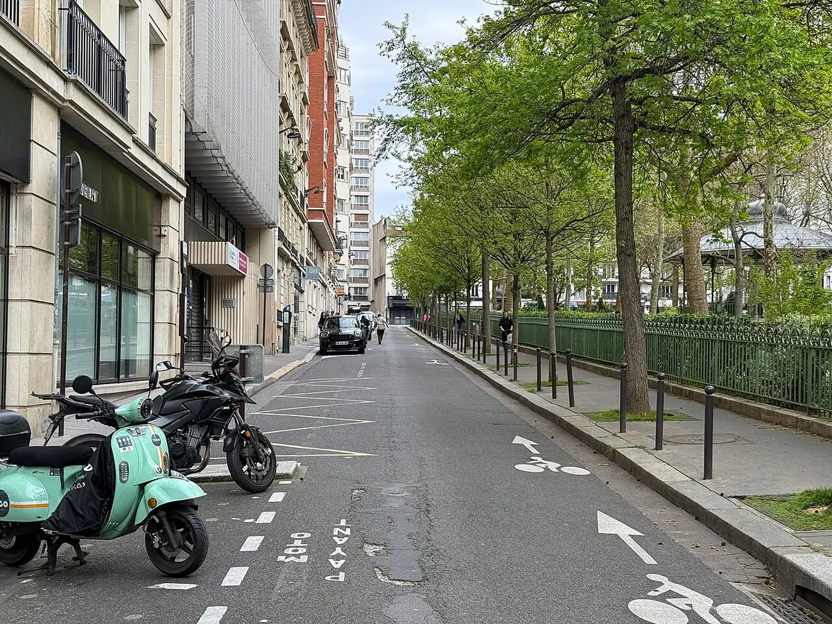 Place Adolphe Chérioux, Paris.