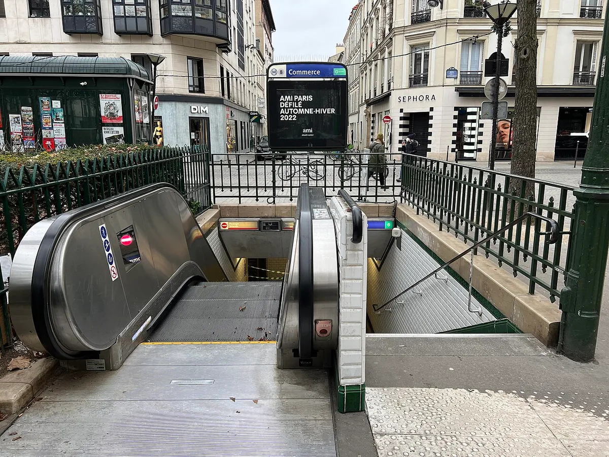 Accès de la station de métro Commerce, place du Commerce, Paris.