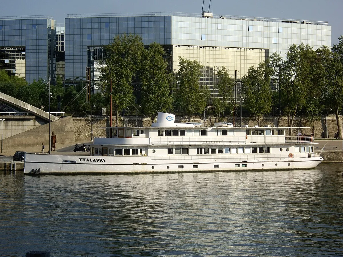 Le bateau Thalassa amarré au quai André Citroën, Paris 15e. Vu depuis le quai Louis-Blériot.