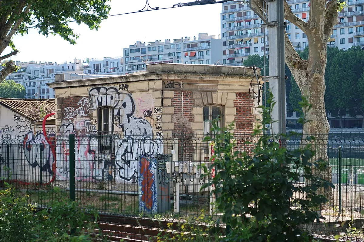 Bâtiment le long de la ligne de RER C, quai André-Citroën (Paris, 15e).