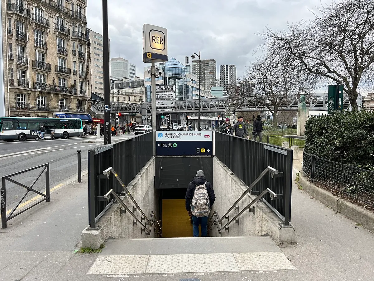 Accès de la gare du Champ de Mars - Tour Eiffel, quai Jacques Chirac, Paris.