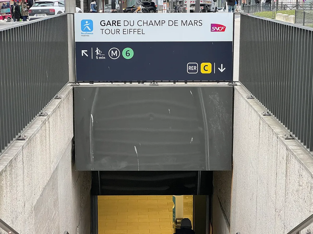 Accès de la gare du Champ de Mars - Tour Eiffel, quai Jacques Chirac, Paris.