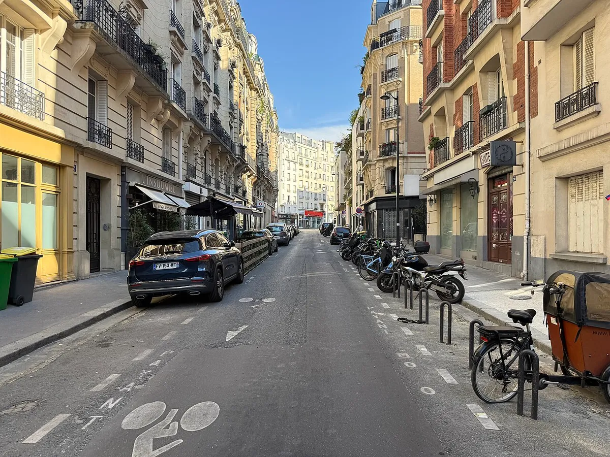 Rue Auguste-Chabrières, Paris.