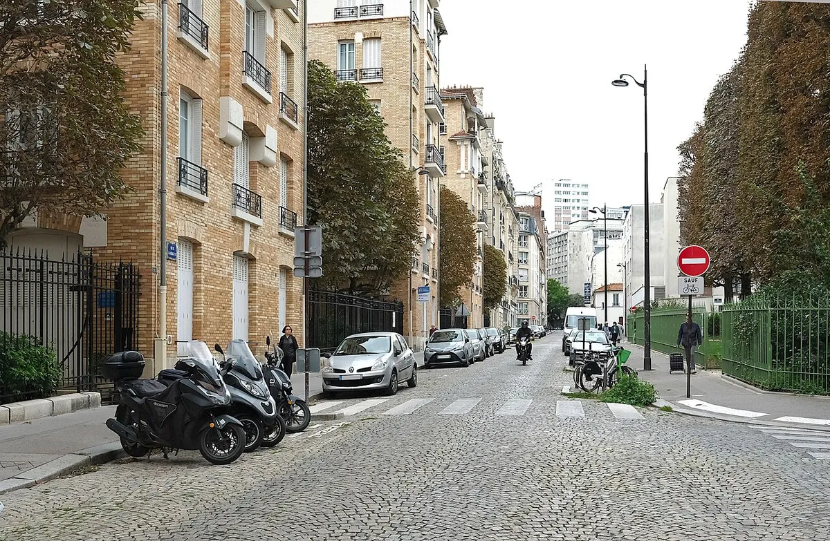 Rue Bargue au niveau de la rue Tessier (à droite le square Necker)