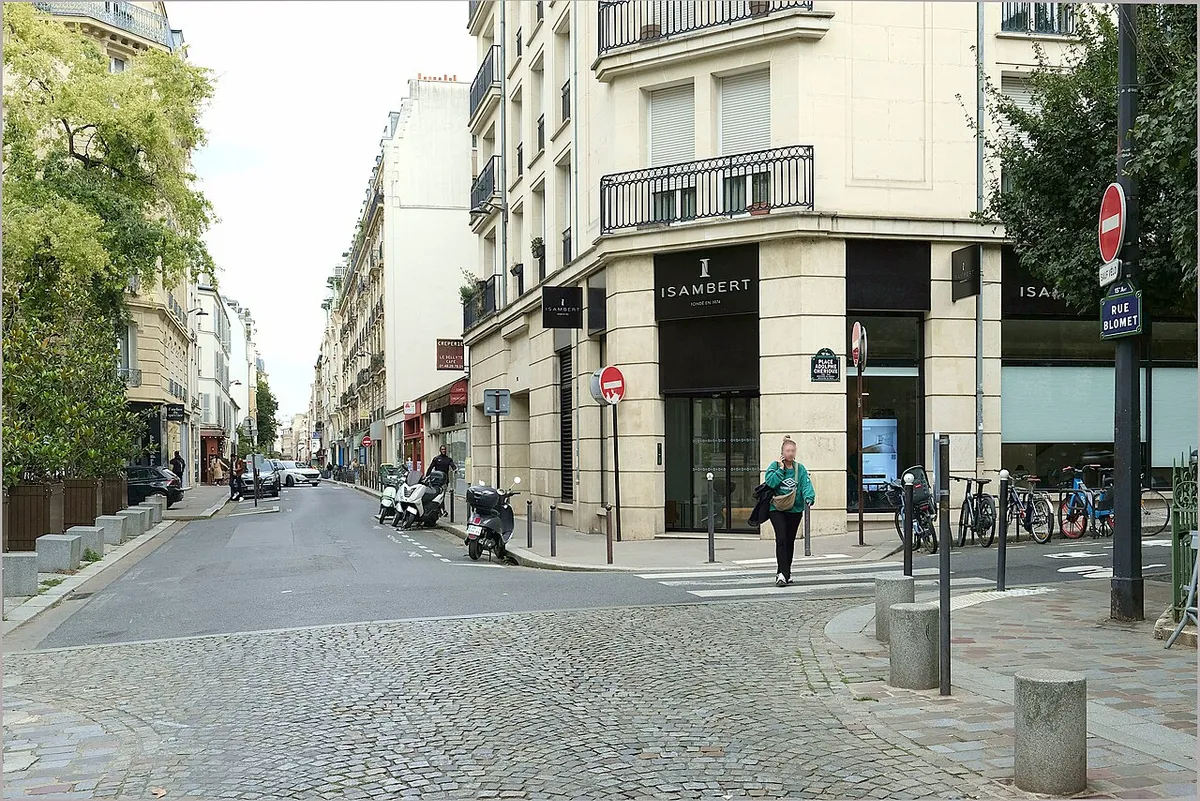 La rue Blomet au niveau du square Jean-Chérioux