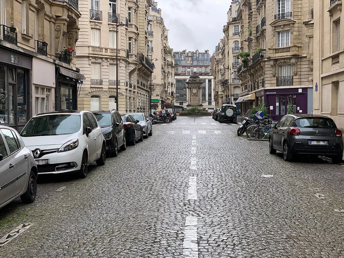 Rue Bouchut, Paris.