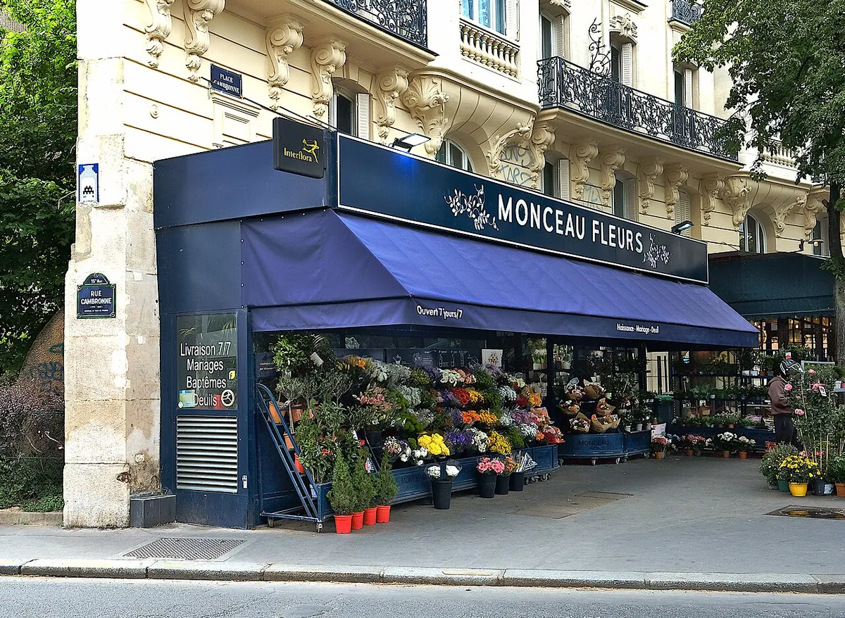L'« immeuble plat » à l'angle de la place et de la rue Cambronne (n° 2)