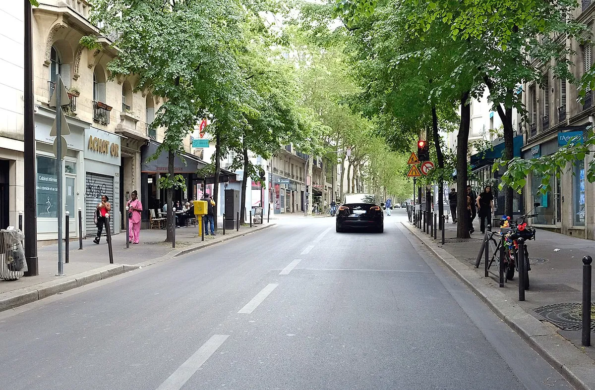 La rue Cambronne, vers la rue de Vaugirard