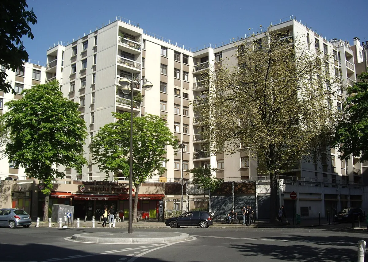 Place Falguière, Paris 15e. Vue depuis la rue d'Alleray. Sur la gauche, la rue Falguière. Sur la droite, la rue de la Procession.