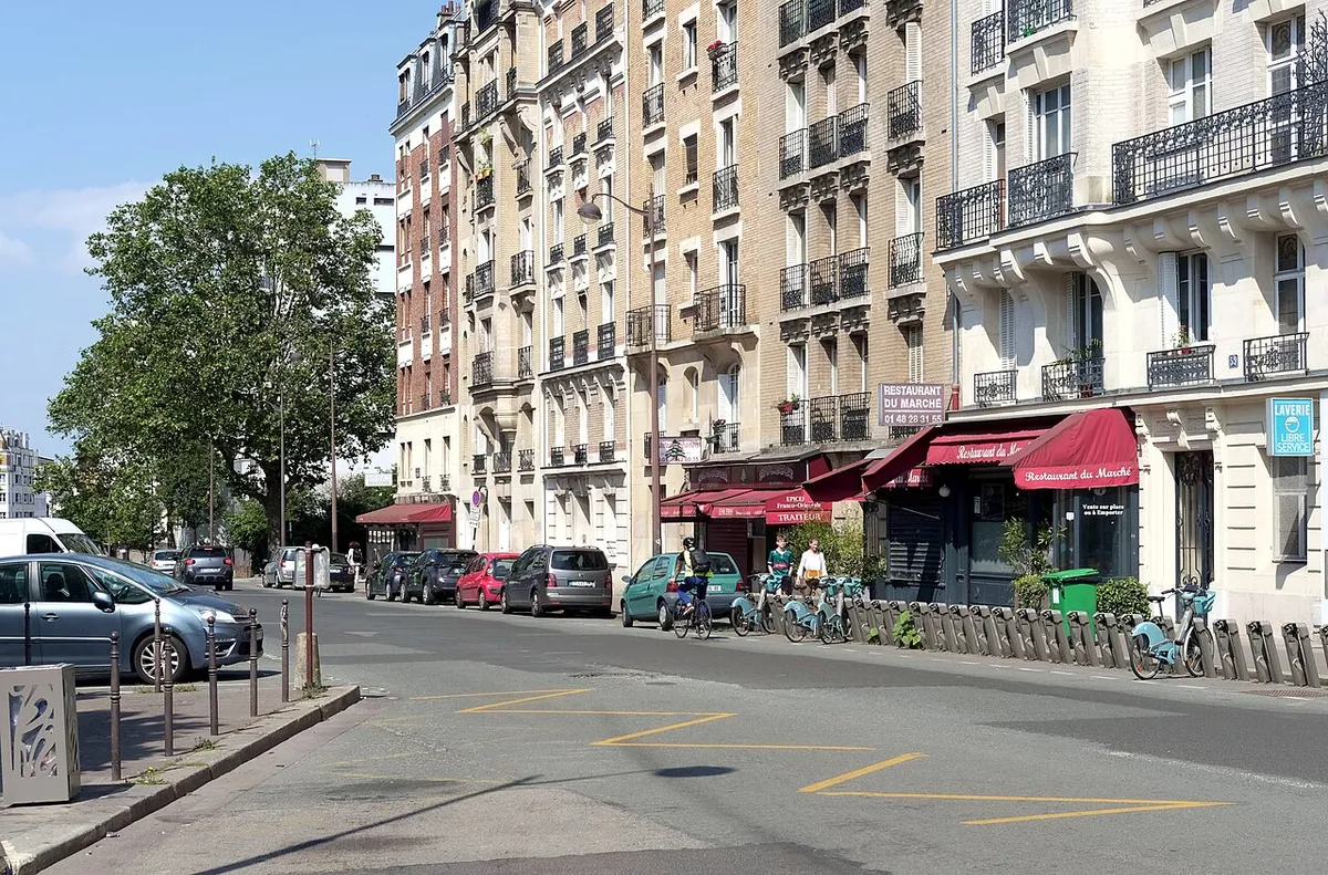 La rue de Dantzig vue depuis le boulevard Lefebvre