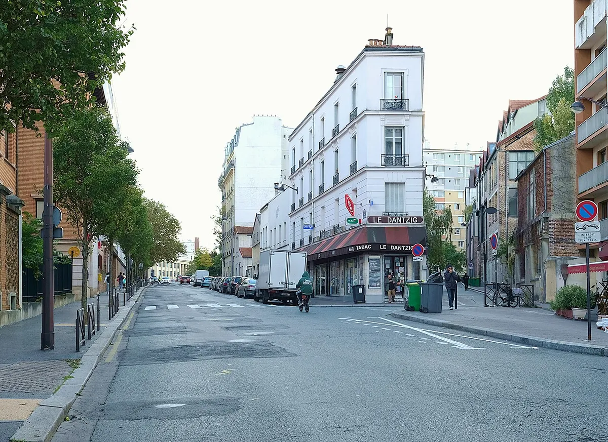 Rue de Dantzig (en son milieu)