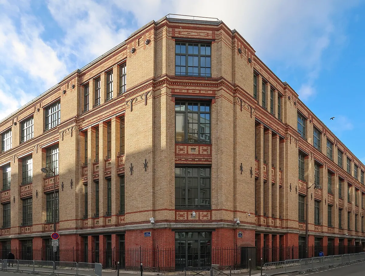 Arrière de l'ancien bâtiment de l'Imprimerie nationale, au croisement de la rue Gutenberg et de la rue de Javel (Paris, 15e).