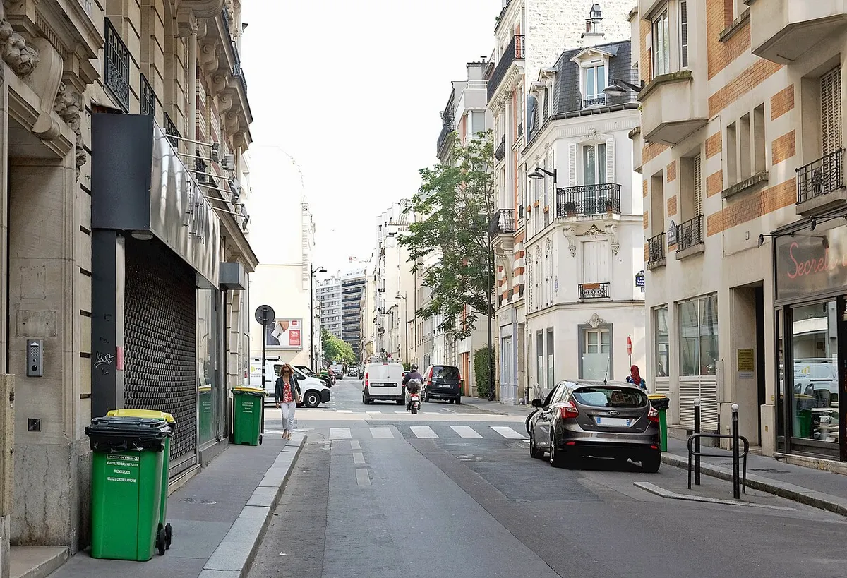 La rue de l'Abbé-Groult au niveau de la rue François-Villon