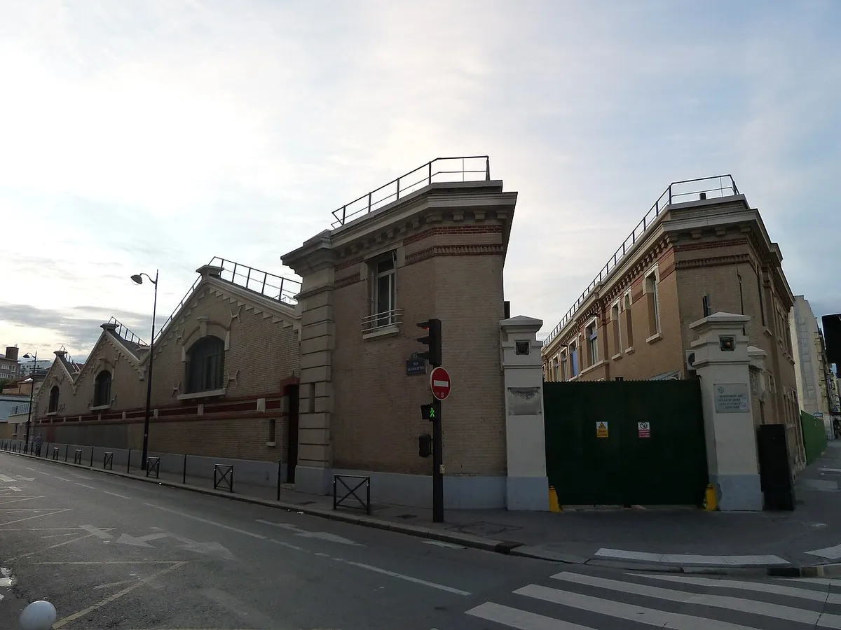 Entrée de l'atelier de Vaugirard, angle des rues Desmouettes et de la Croix-Nivert, XVe arrondissement, Paris, France.