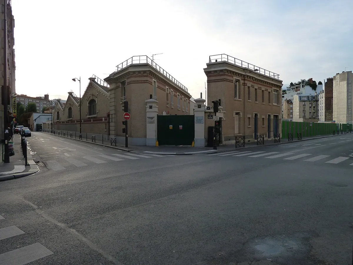 Entrée de l'atelier de Vaugirard, angle des rues Desmouettes et de la Croix-Nivert, XVe arrondissement, Paris, France.