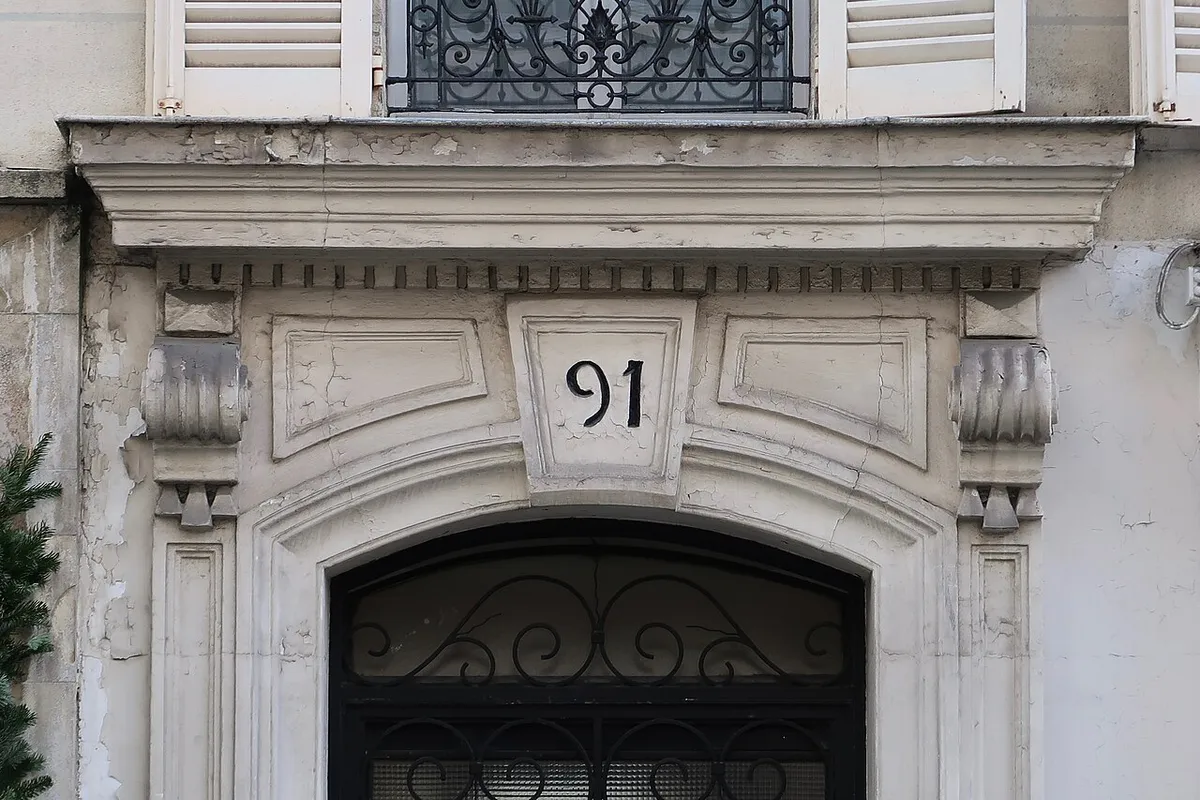 Fronton de porte, 91 rue de Lourmel (Paris, 15e).