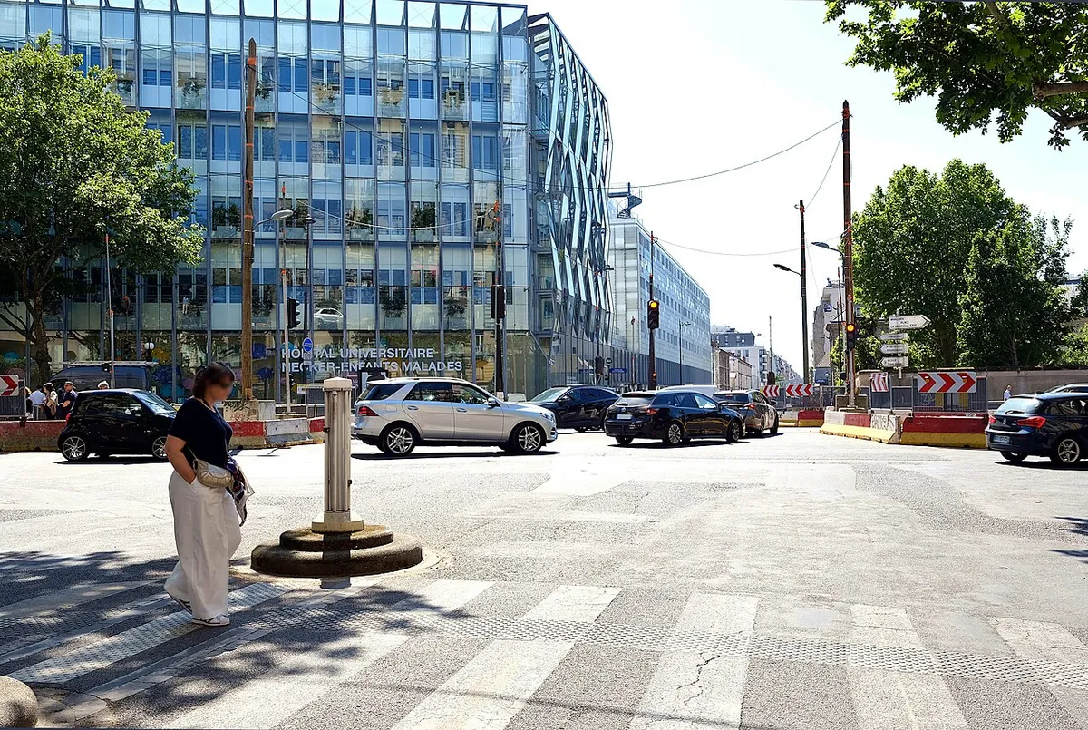Place Léon-Paul Fargue (côté 15e) et rue de Sèvres - Paris 6e 7e et 15e.