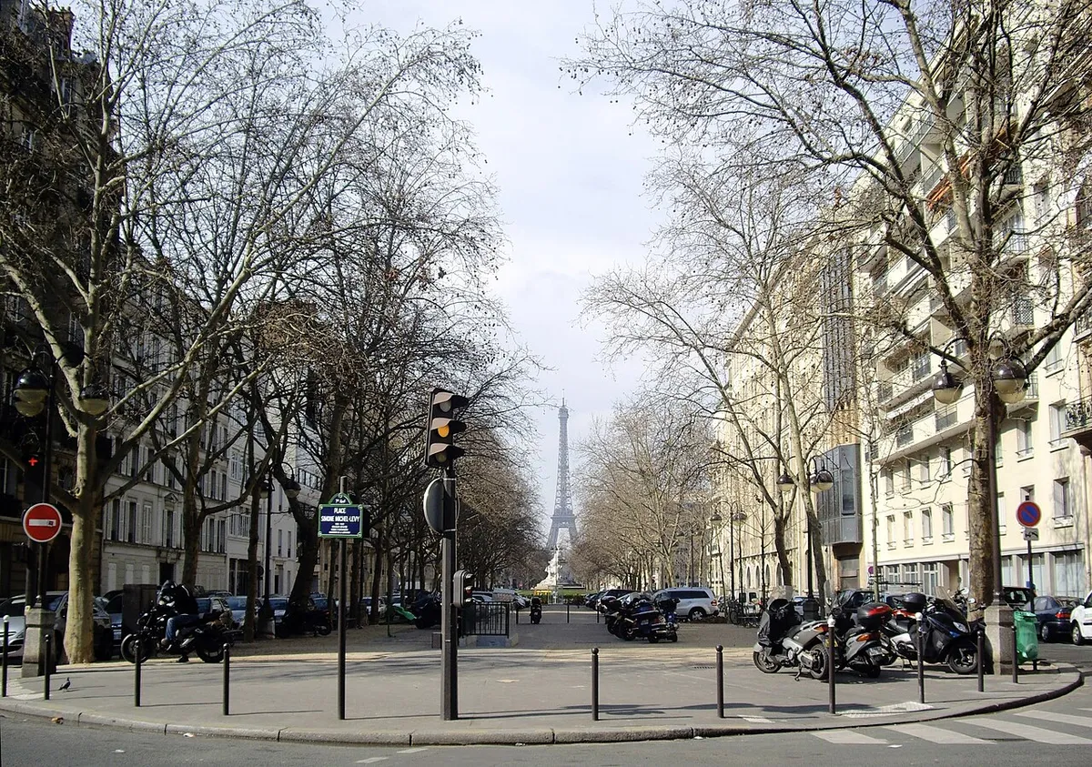 La place Simone-Michel-Lévy sur l'avenue de Saxe, Paris 7e-15e. Vue depuis la rue de Sèvres.