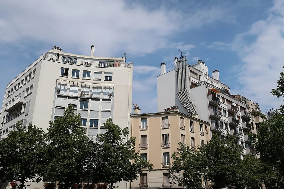 Immeubles au croisement de la rue Saint-Charles et de la rue des Cévennes (Paris, 15e).