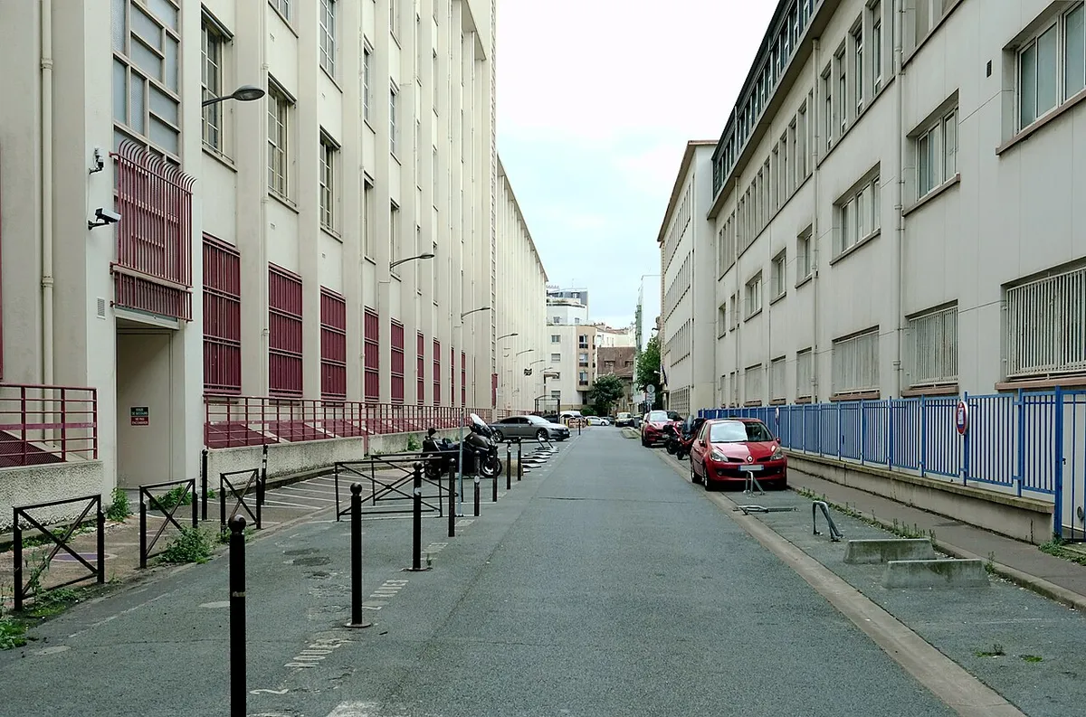 La rue Bourseul vue de la rue des Favorites