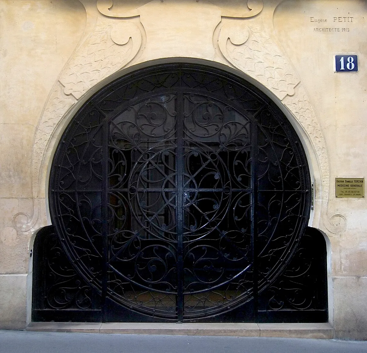 Porte d'entrée du 18 rue du Général-Beuret. Ronde.