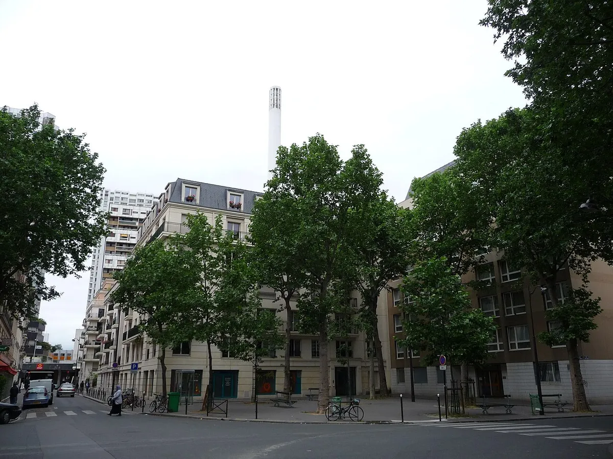 Place Saint-Charles à Paris 15e, au croisement de la rue du Théâtre et de la rue Saint-Charles