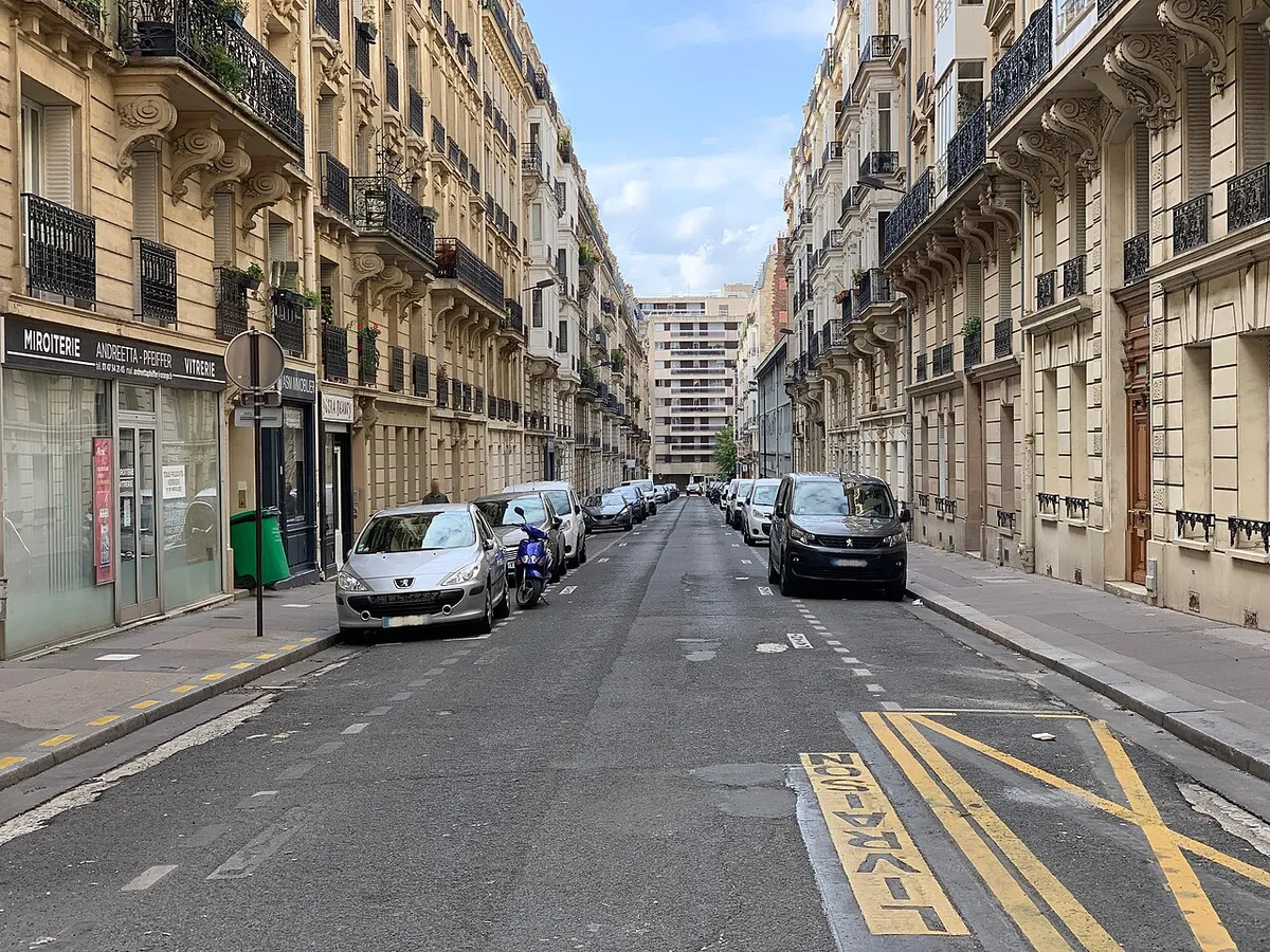 Rue Ernest Renan, Paris.