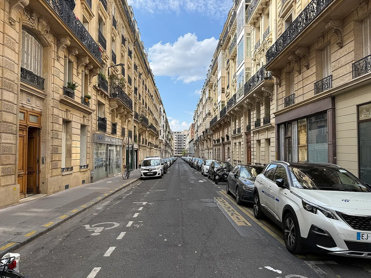 Rue Ernest Renan, Paris.