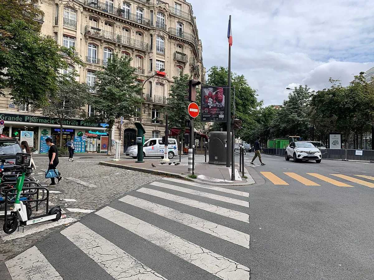 Intersection du boulevard Pasteur et de la rue Falguière, Paris.