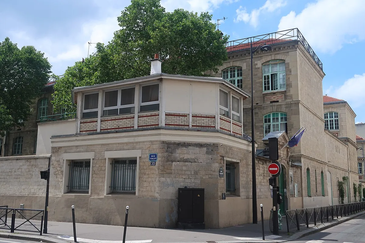Lycée Roger-Verlomme, n°24 rue Fondary (Paris, 15e).