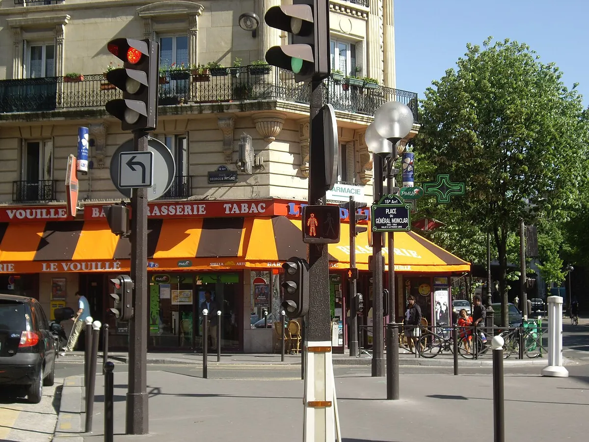 La rue Georges-Pitard au débouché de la place du Général-Monclar. Vue depuis la rue Saint-Amand. Sur la droite, la rue de Vouillé.
