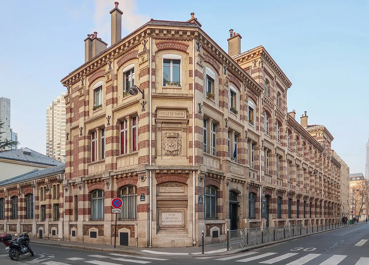 Lycée professionnel Beaugrenelle, 62 rue Saint-Charles. Au croisement avec la rue Ginoux (Paris, 15e).