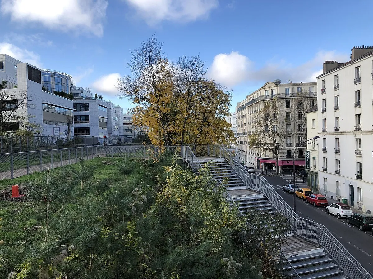 Accès à la Petite Ceinture du 15e, à Paris, depuis la rue Leblanc, près de la place Balard.
