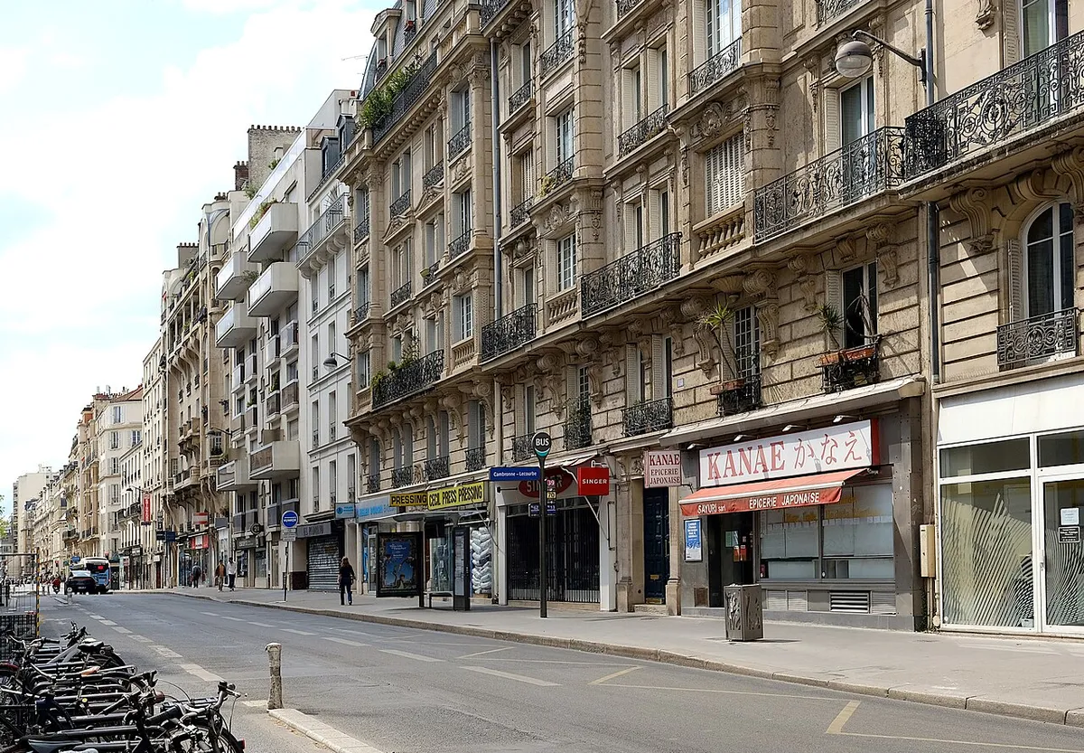 La rue Lecourbe au carrefour Cambronne, vers le boulevard Victor