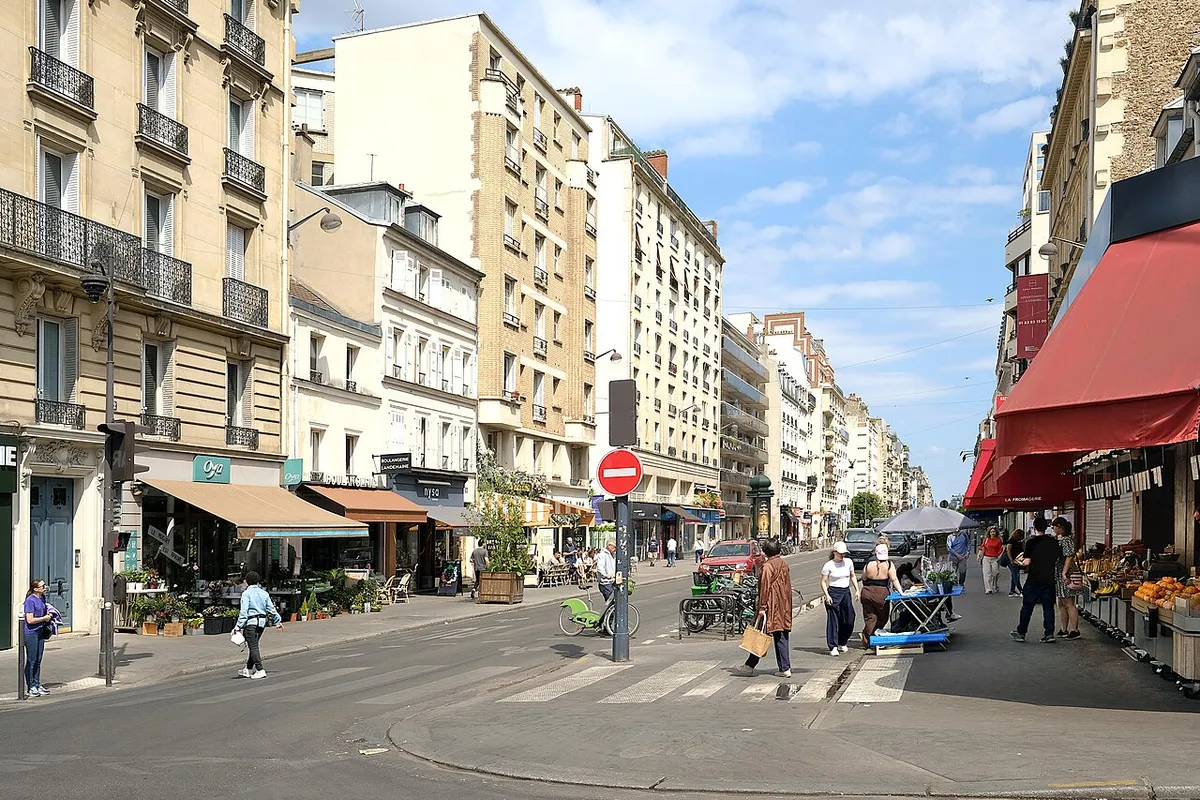 La rue Lecourbe au carrefour Cambronne, vers le boulevard Pasteur