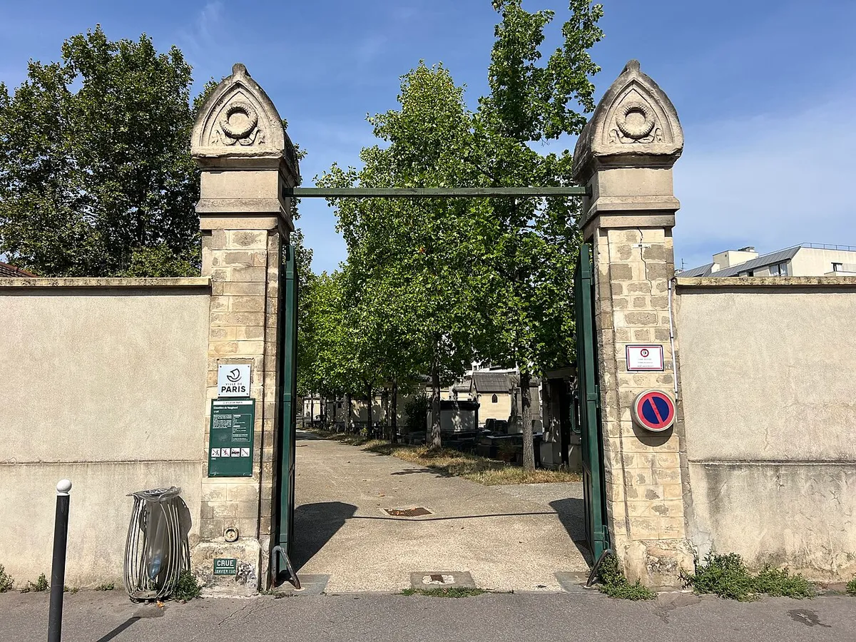 Le portail du cimetière de Vaugirard, rue Lecourbe