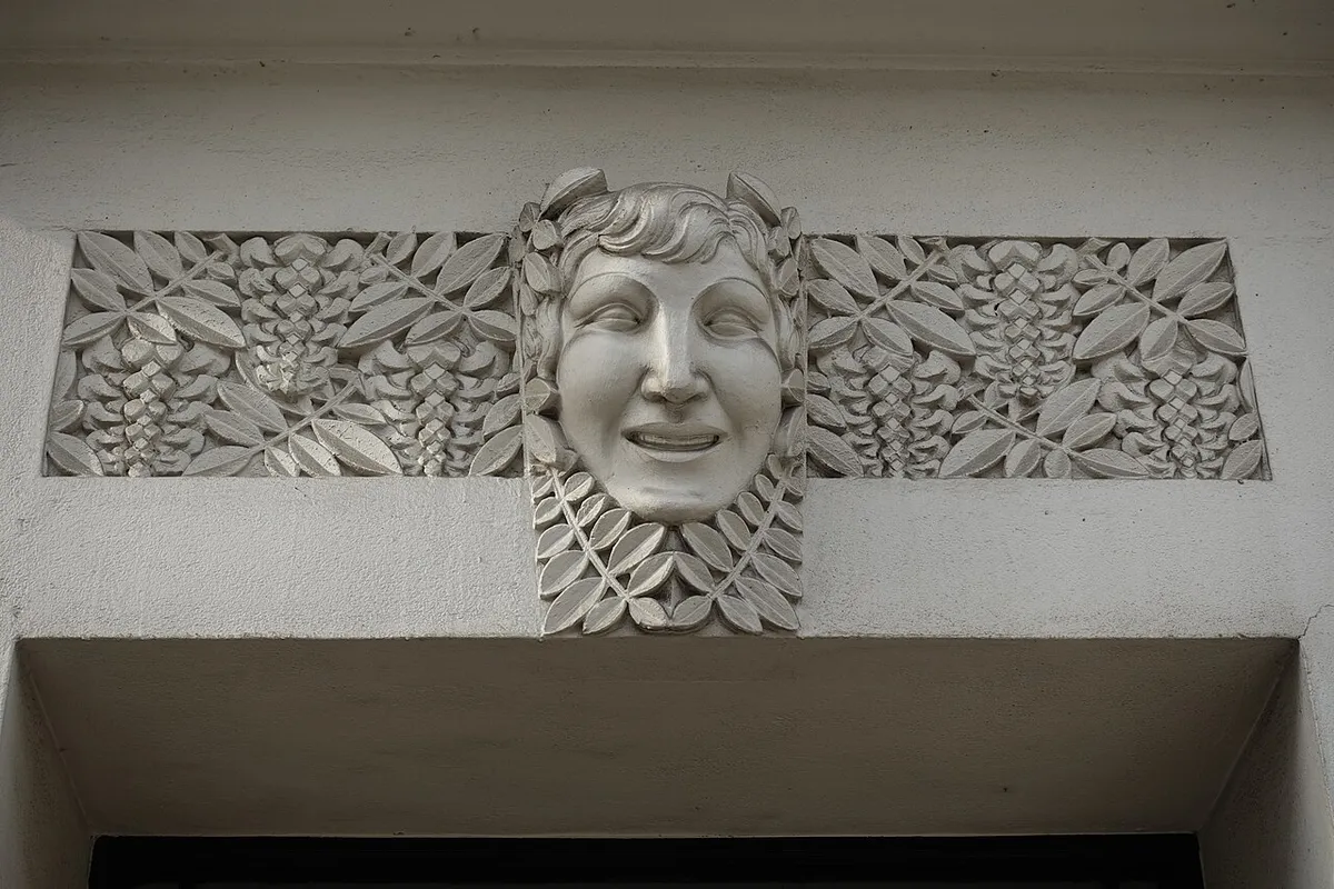 Face @ Door frame @ Paris 15