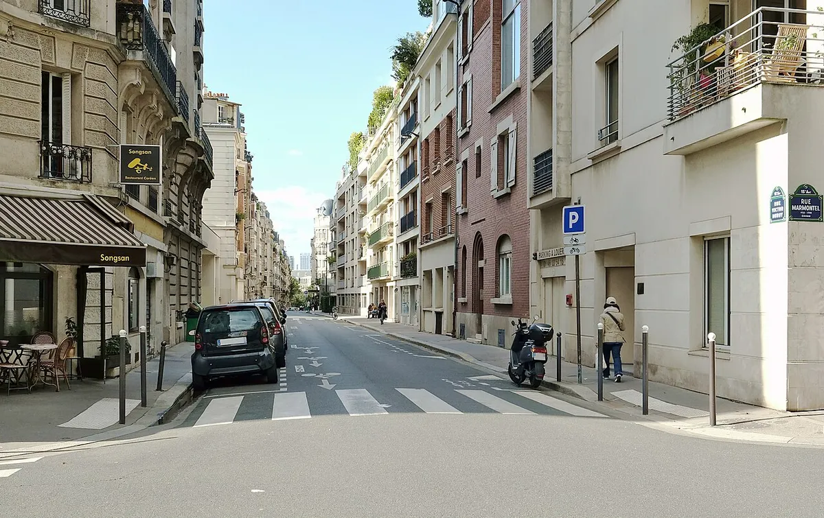 La rue Victor-Duruy vue de la rue Marmontel