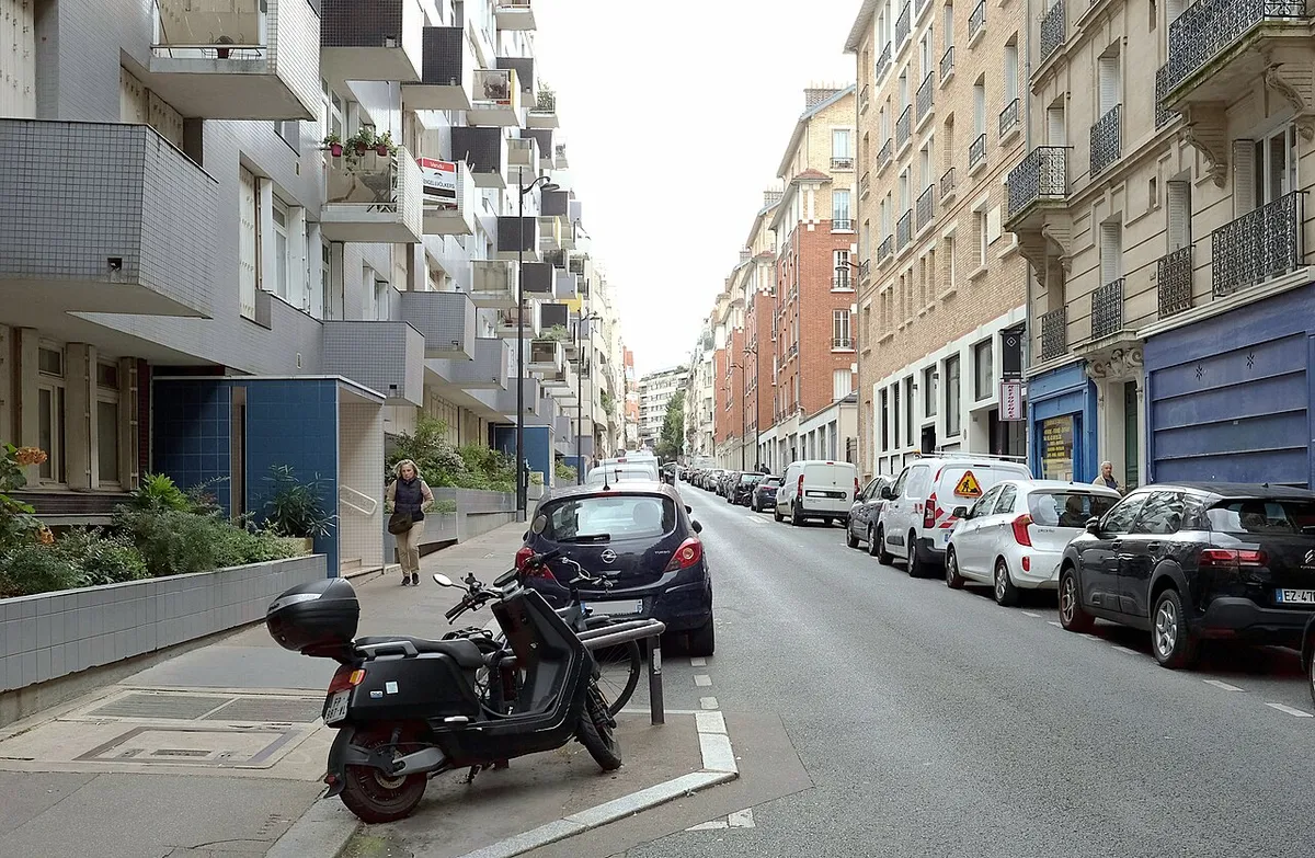 La rue Marhurin-Régnier vue depuis la rue de Vaugirard