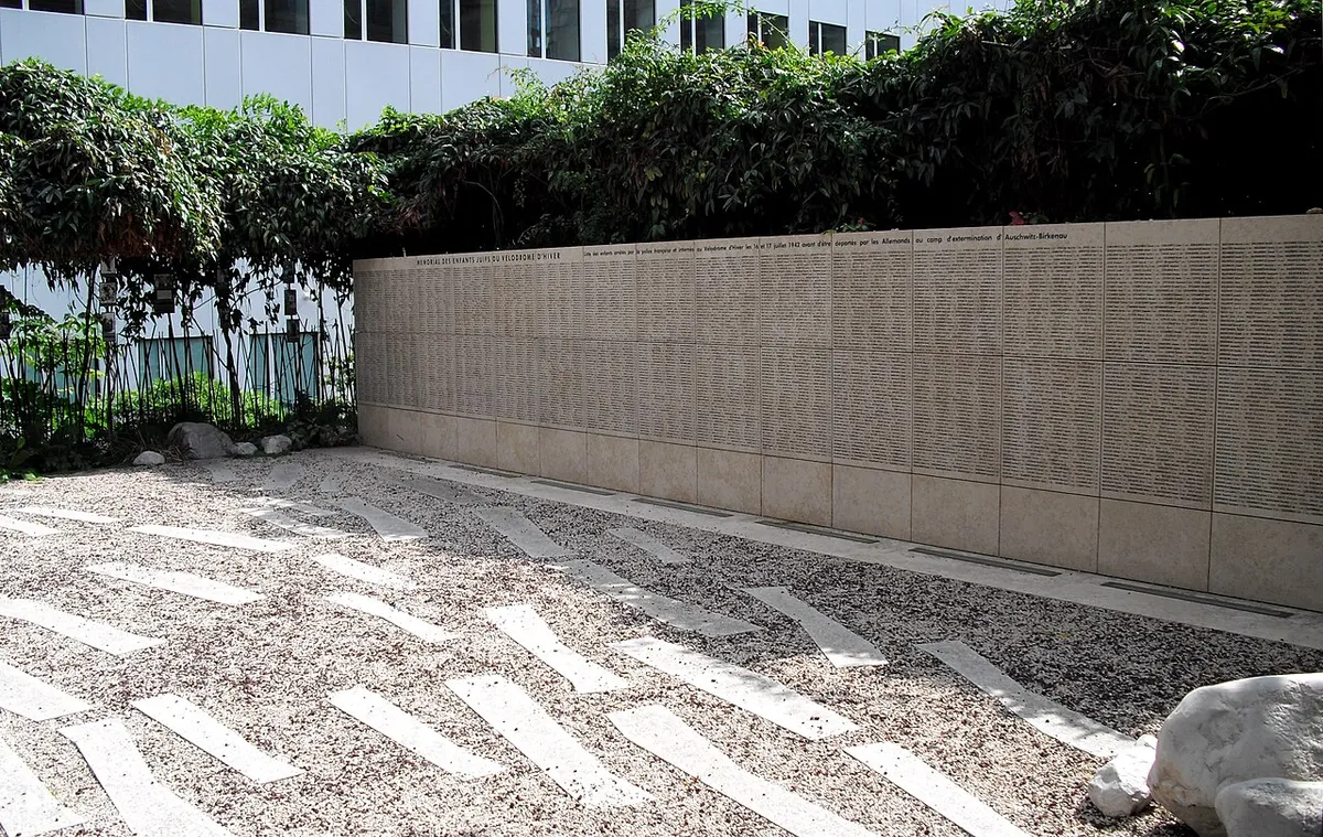 Jardin mémorial des enfants déportés après la rafle du Vel d'Hiv en 1942. Mur des 4000 noms. Rue Nélaton, Paris 15e arrond.