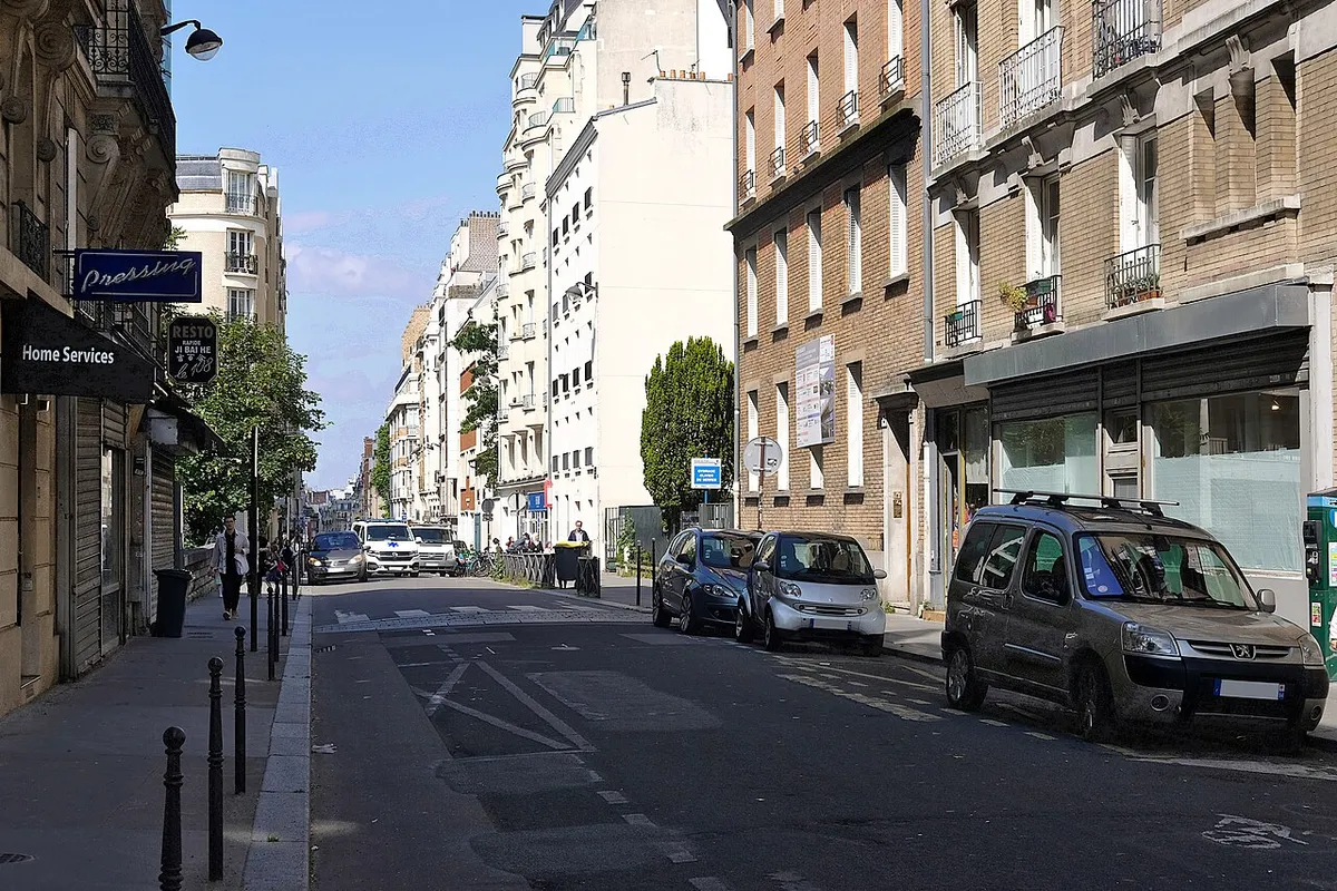 La rue Olivier-de-Serres vue du boulevard Lefebvre