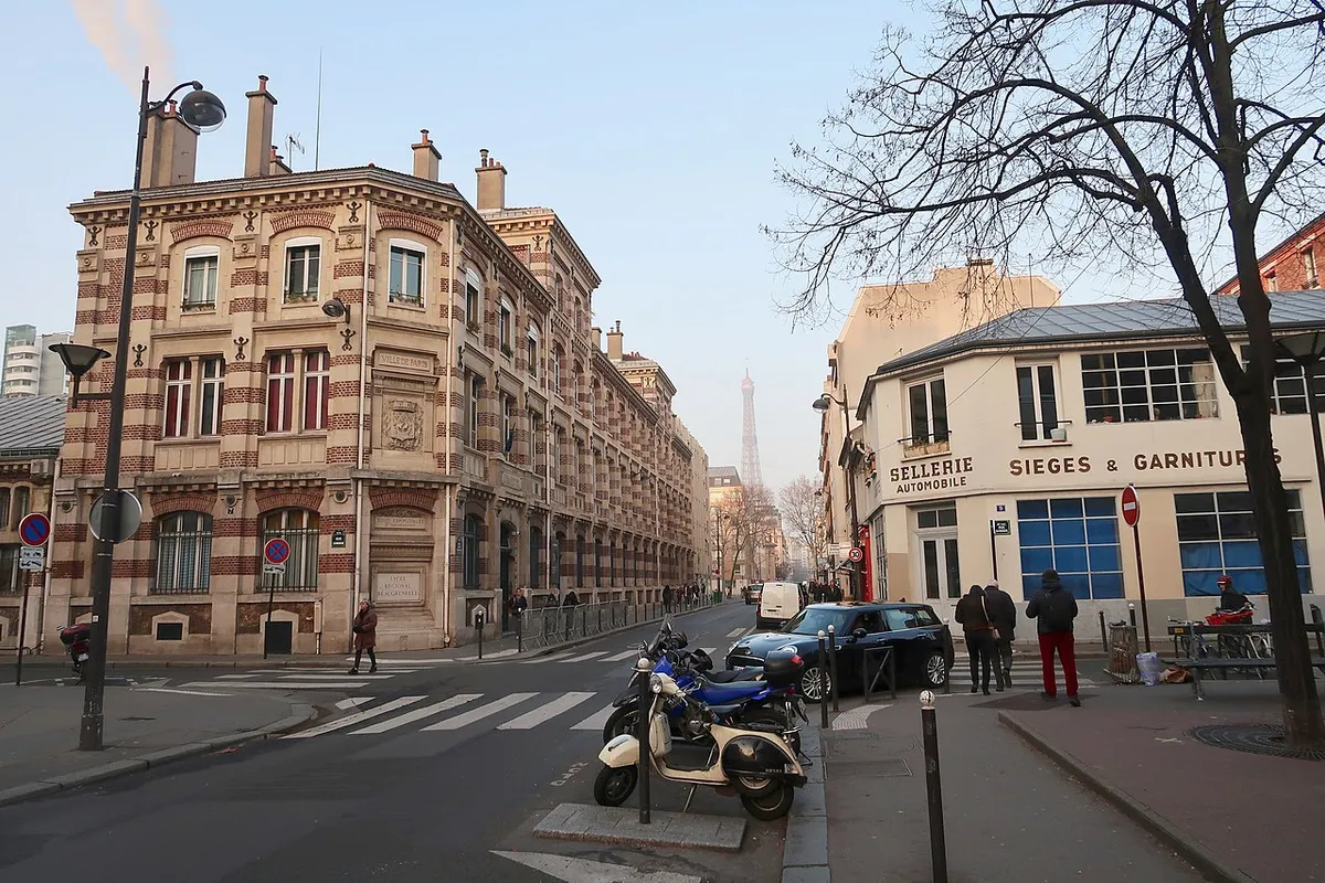 Rue Saint-Charles, au croisement avec la rue Ginoux (Paris, 15e). Lycée professionnel Beaugrenelle à gauche, tour Eiffel en arrière-plan.