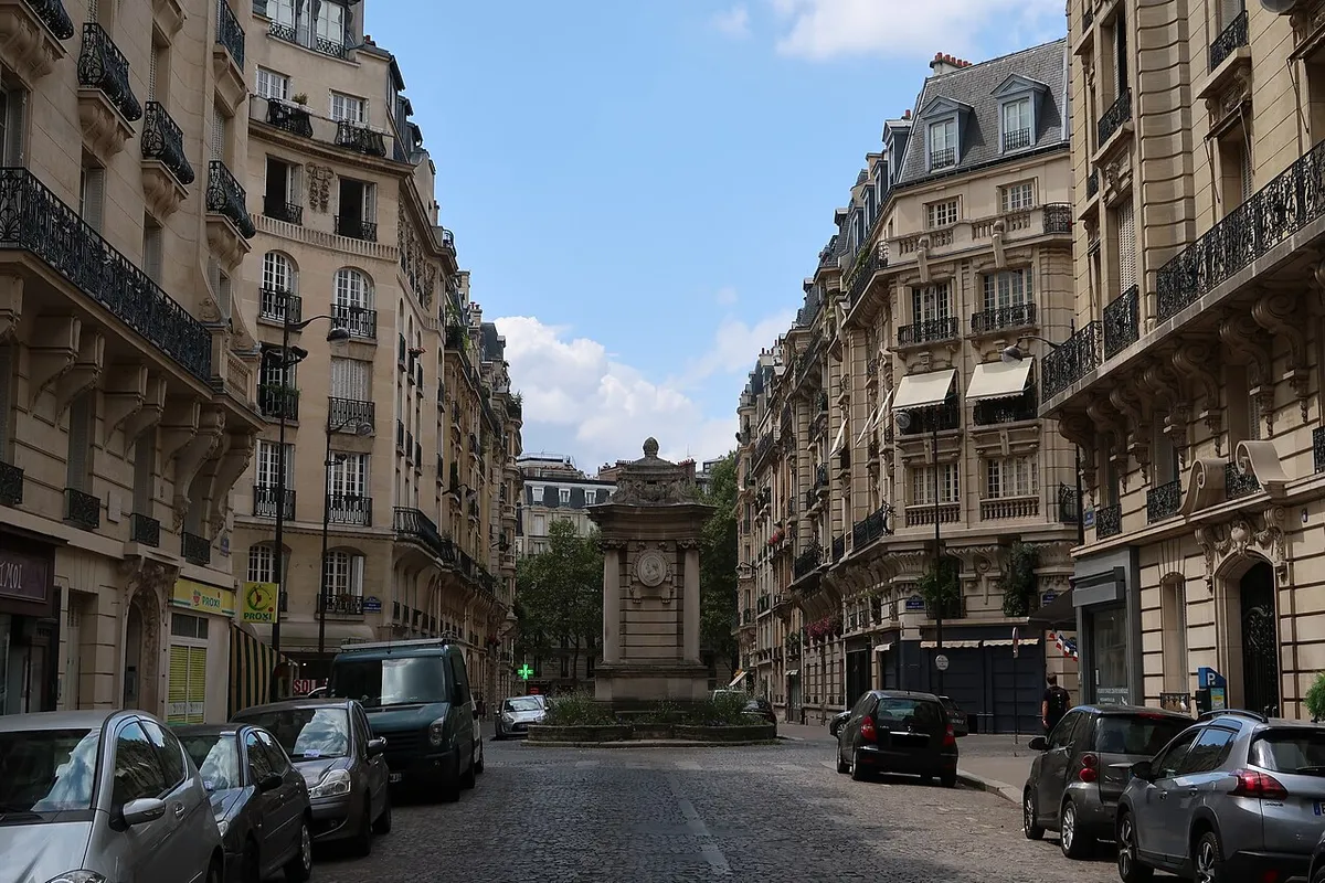 Place Georges-Mulot depuis la rue Valentin-Haüy (Paris, 15e).