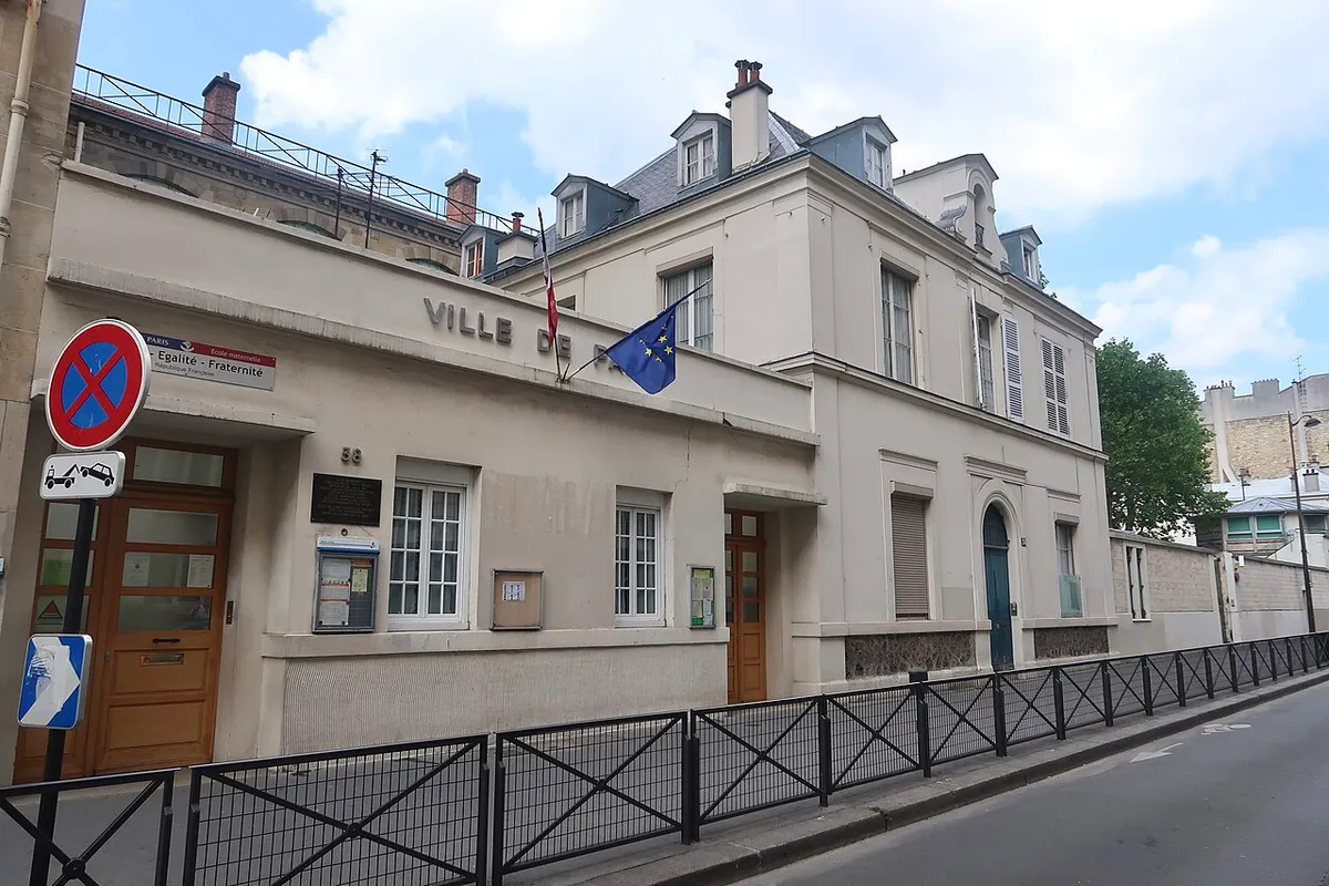 École maternelle 38 rue Violet (Paris, 15e).