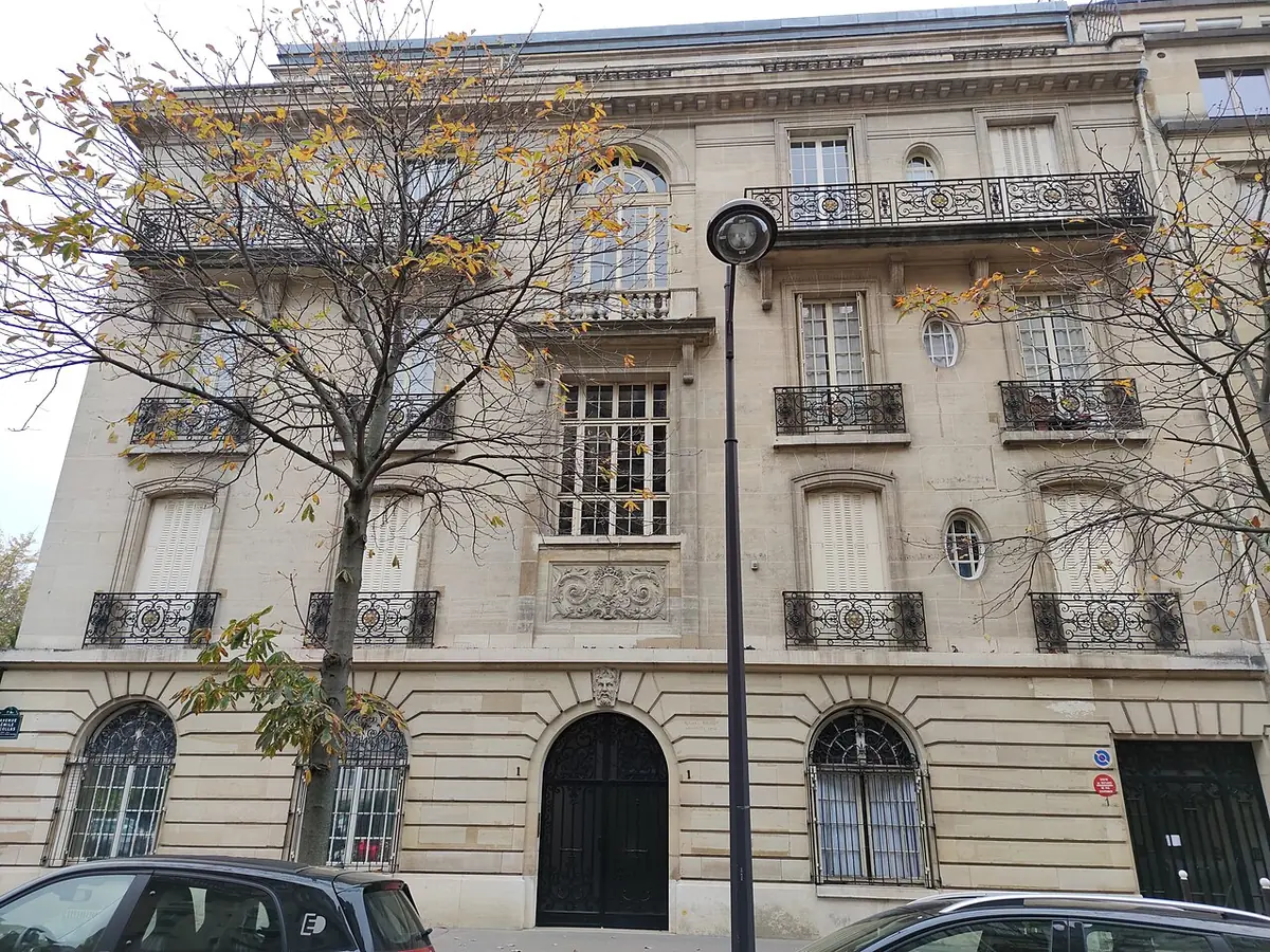 Un immeuble bordé d’arbres, avenue Émile-Acollas