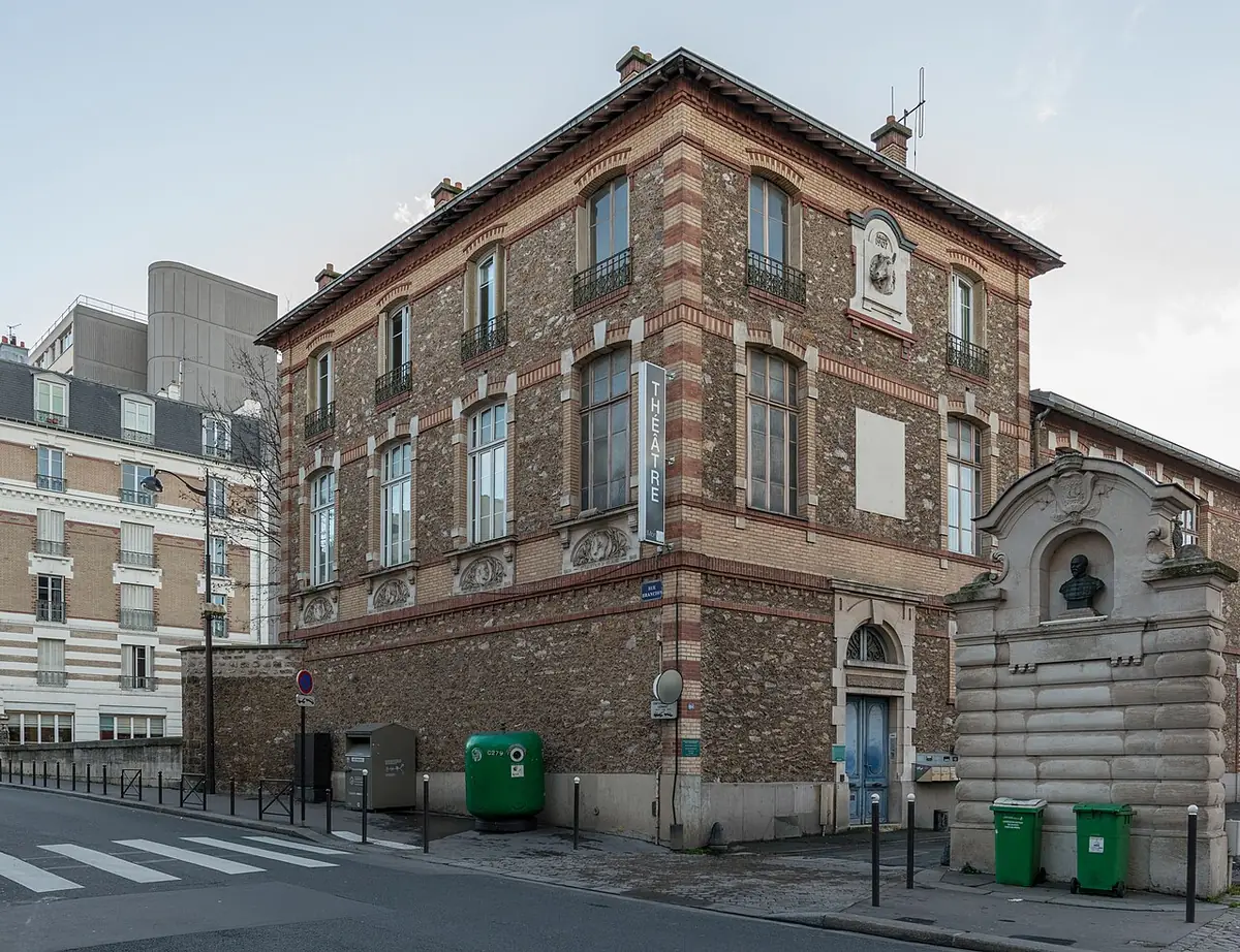 Immeuble en briques du 106 rue Brancion, à l’entrée du parc